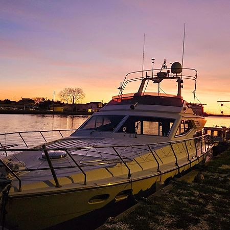 Nuit Insolite Bateau A Quai - Port Saint Louis Du Rhone Exterior foto