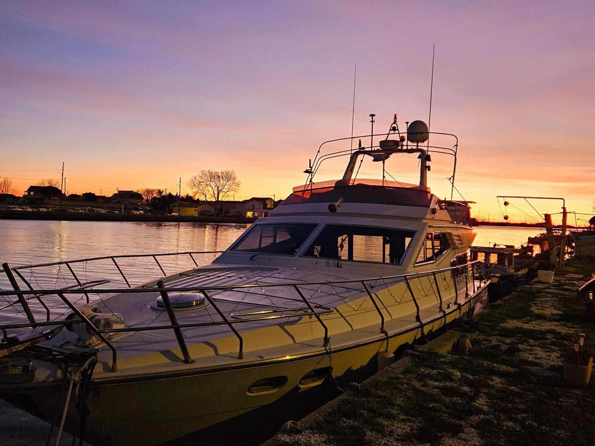 Nuit Insolite Bateau A Quai - Port Saint Louis Du Rhone Exterior foto