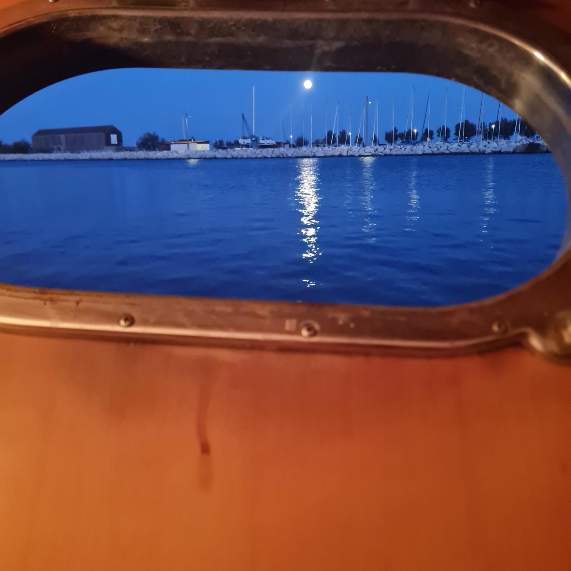 Nuit Insolite Bateau A Quai - Port Saint Louis Du Rhone Exterior foto