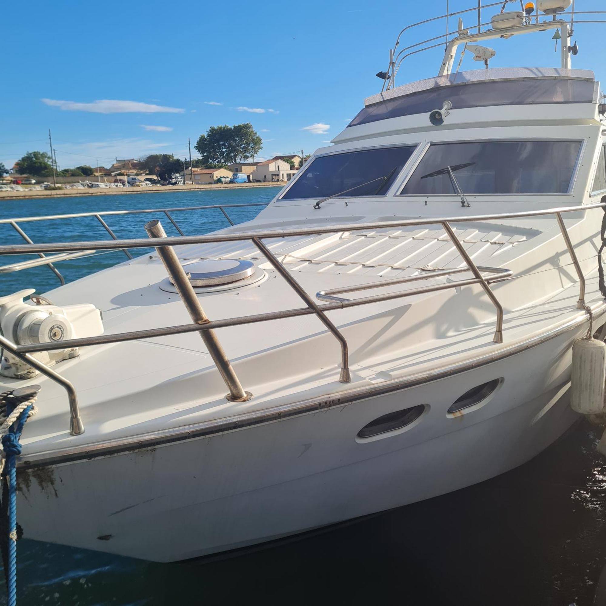 Nuit Insolite Bateau A Quai - Port Saint Louis Du Rhone Exterior foto