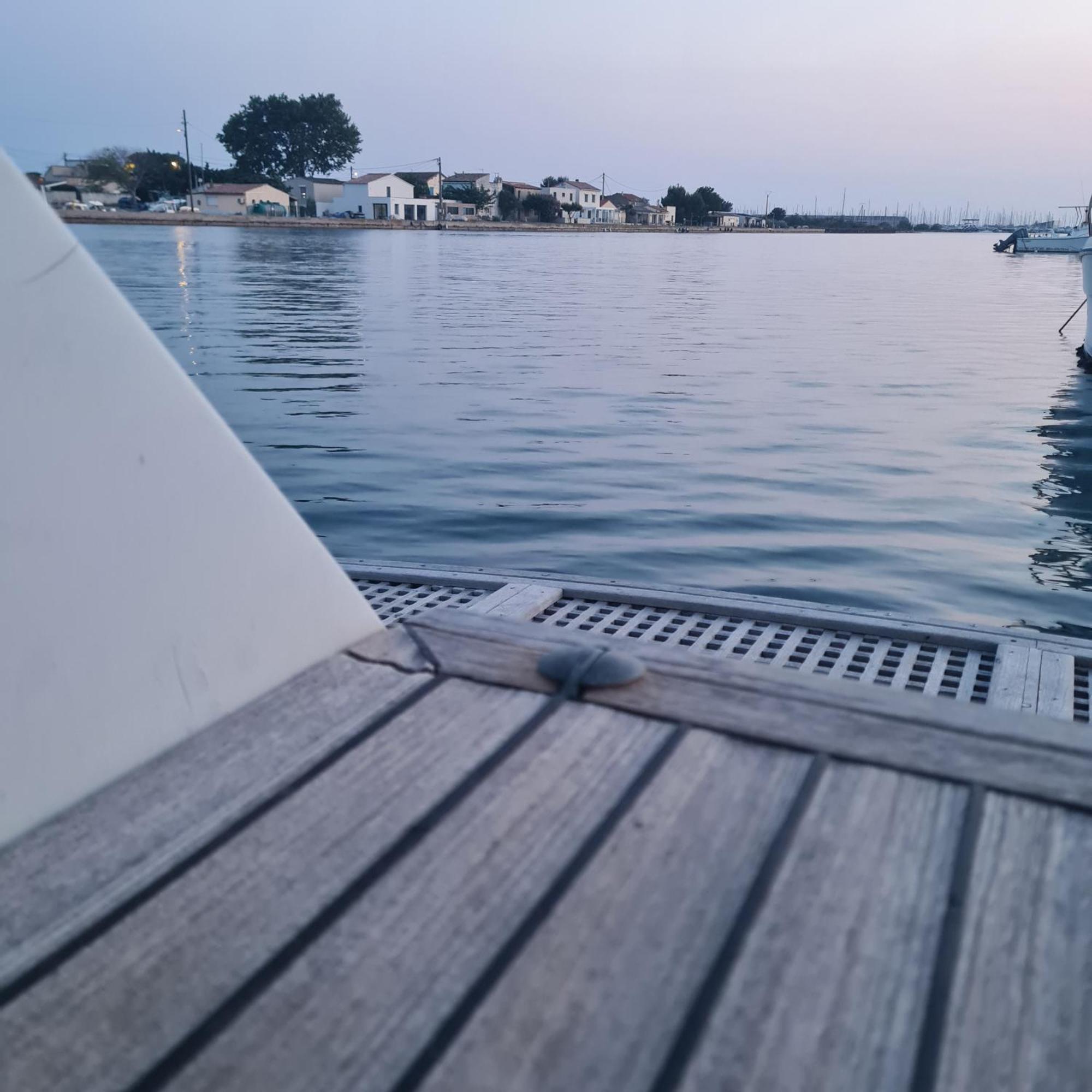 Nuit Insolite Bateau A Quai - Port Saint Louis Du Rhone Exterior foto