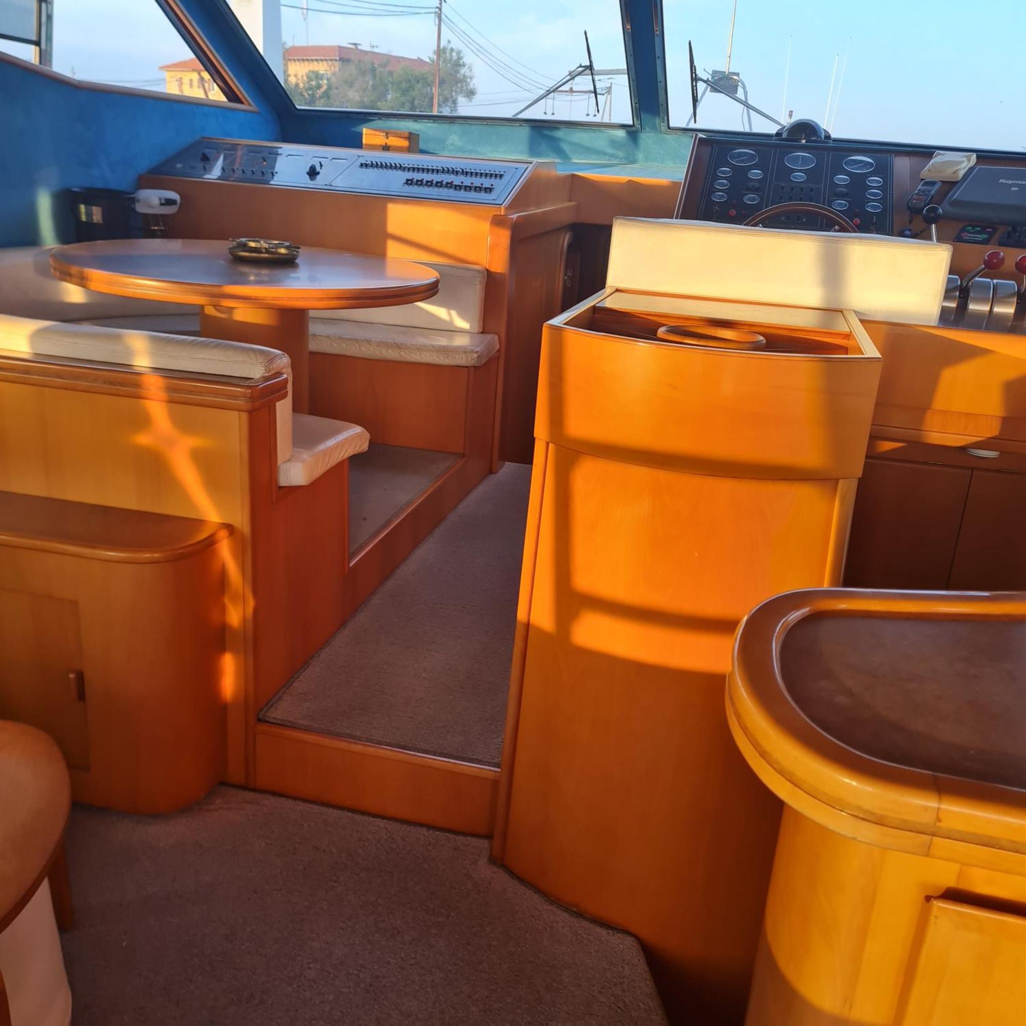 Nuit Insolite Bateau A Quai - Port Saint Louis Du Rhone Exterior foto